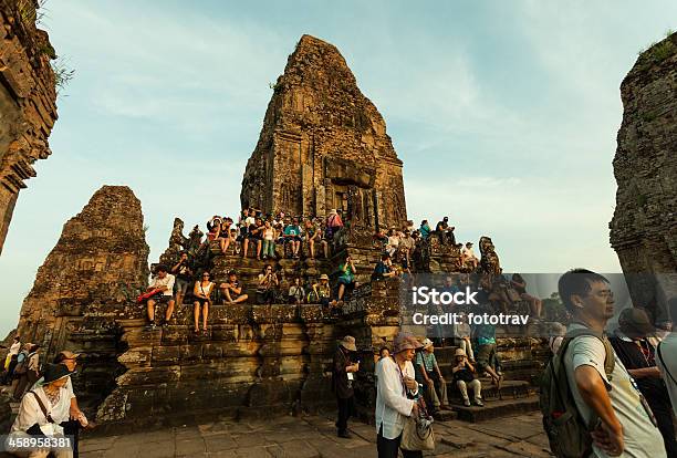 観光客は夕日を眺めながらのアンコール寺院 - アジア大陸のストックフォトや画像を多数ご用意 - アジア大陸, アンコール, アンコールトム