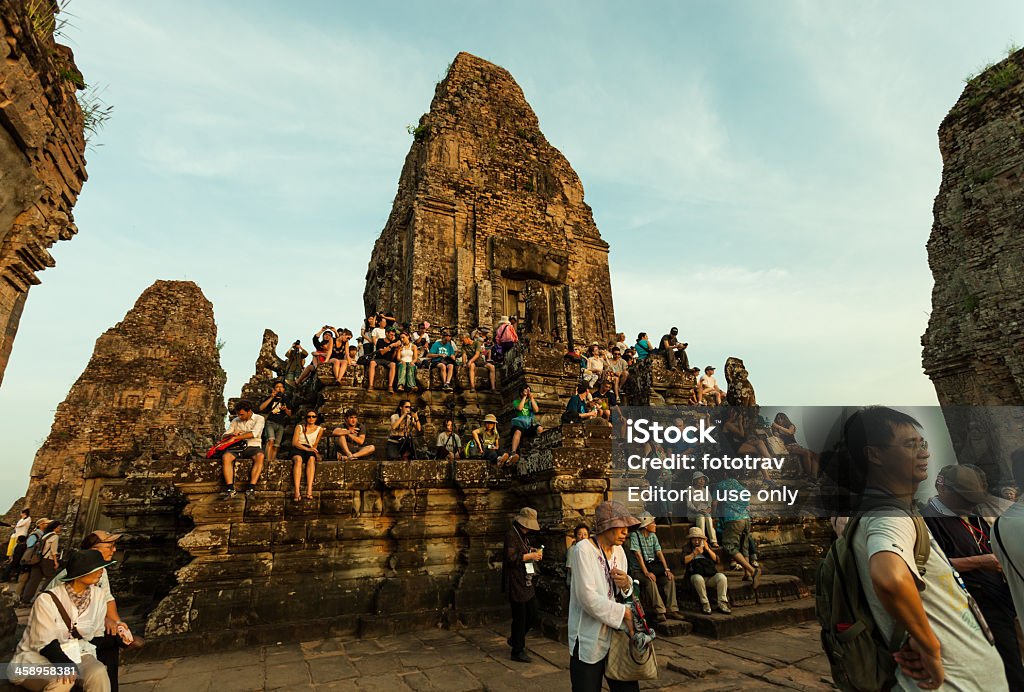 Туристов, наблюдая закат в храм «Ангкор» - Стоковые фото Азия роялти-фри