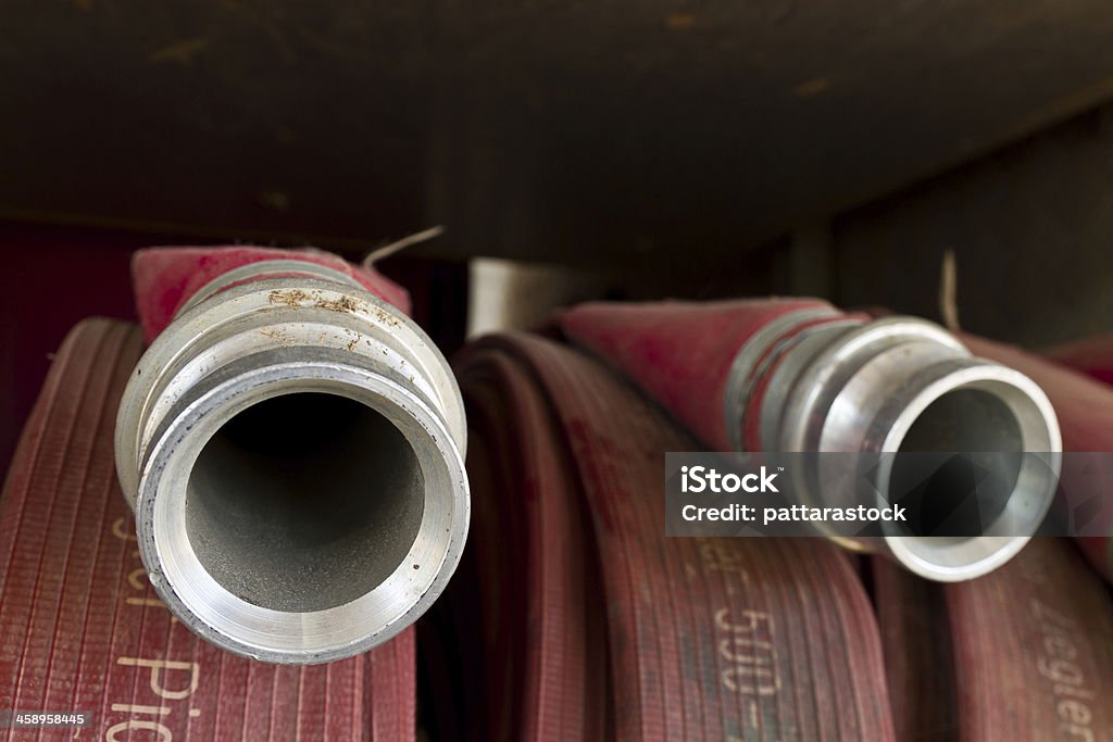 Close-up de água do tubo de um caminhão de bombeiros - Foto de stock de Acidentes e desastres royalty-free