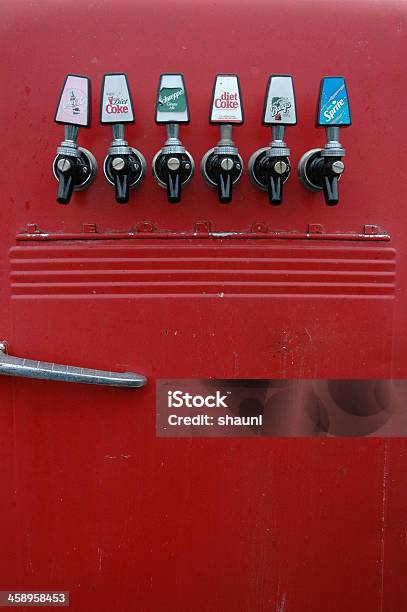 Vintage Soda Dispensador Foto de stock y más banco de imágenes de Máquina expendedora - Máquina expendedora, Sin personas, Anticuado