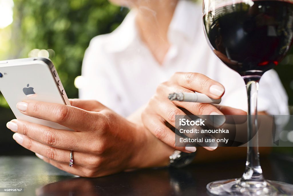 iPhone 4s, taça de vinho e de mãos de mulher cigarro - Foto de stock de Adulto royalty-free