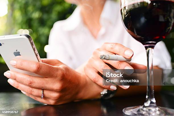Iphone 4s Copo De Vinho E Cigarro Na Mulher Mãos - Fotografias de stock e mais imagens de Adulto - Adulto, Ao Ar Livre, Apple Computers