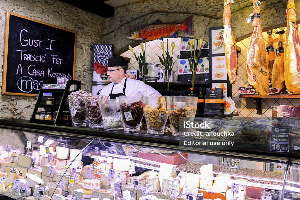 Jamón para La venta en el mercado de La Boquería alimentos, Barcelona, España - Foto de stock de Adulto libre de derechos