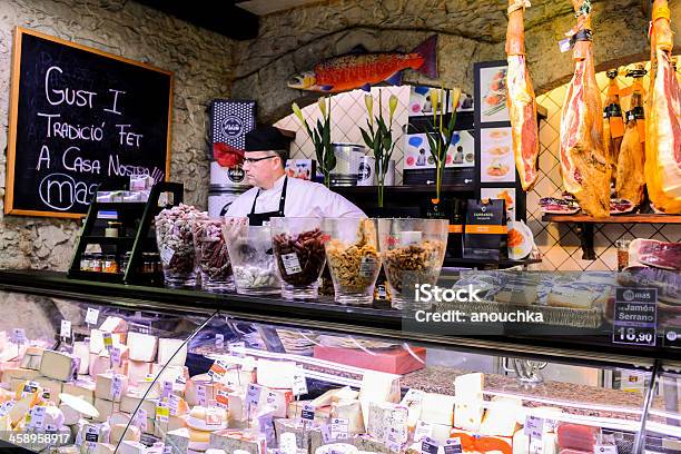 Jamón Para La Venta En El Mercado De La Boquería Alimentos Barcelona España Foto de stock y más banco de imágenes de Adulto