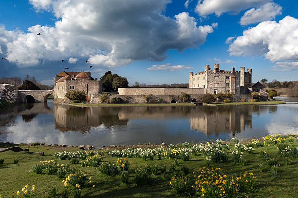 castelo de leeds - leeds castle imagens e fotografias de stock