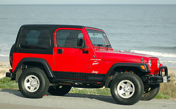 красный tj 1997 jeep wrangler hardtop на улице на пляже - jeep wrangler стоковые фото и изображения