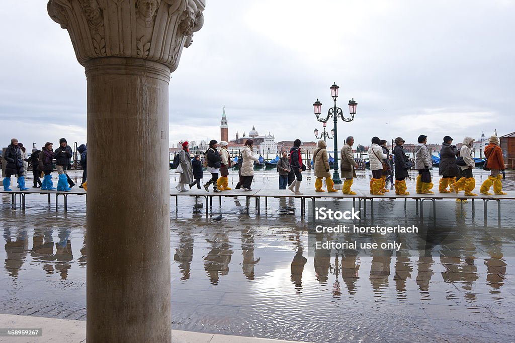 Venise, en Italie. Acqua alta devant le palais des Doges - Photo de Allée couverte de planches libre de droits