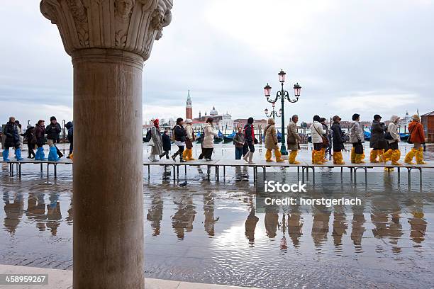 Photo libre de droit de Venise En Italie Acqua Alta Devant Le Palais Des Doges banque d'images et plus d'images libres de droit de Allée couverte de planches