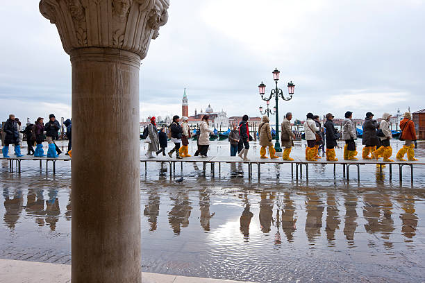 veneza, itália. acqua alta na frente do palácio ducal - acqua alta imagens e fotografias de stock