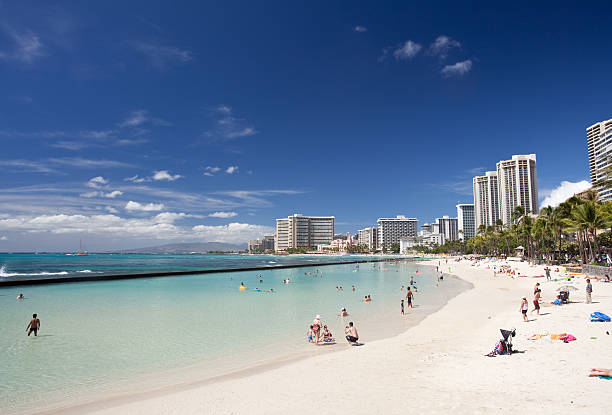 пляж вайкики, в гонолулу - hawaii islands big island waikiki beach стоковые фото и изображения