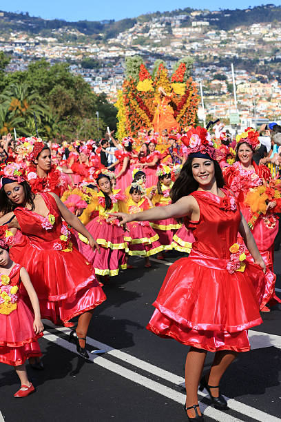 as bailarinas festival de flor de madeira, portugal - flower parade imagens e fotografias de stock