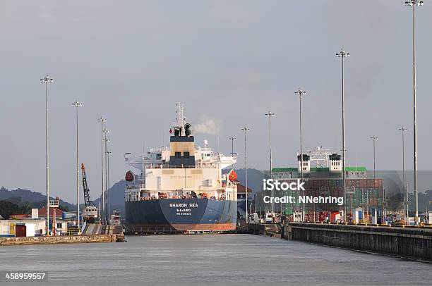 Petroleiro Em Miraflores Bloqueia - Fotografias de stock e mais imagens de Panamá - Panamá, Petroleiro, Canal - Água Corrente