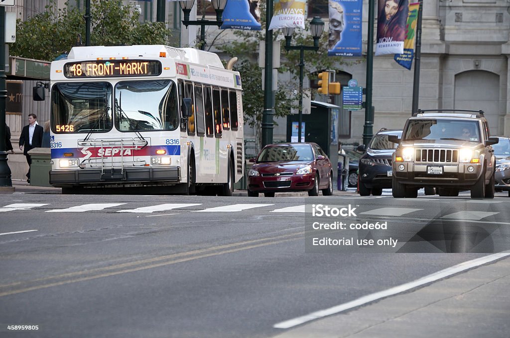 Divisores autobús la interrupción en Market Street, Philadelphia, USA - Foto de stock de Autobús libre de derechos