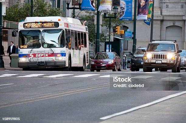 Divisores Autobús La Interrupción En Market Street Philadelphia Usa Foto de stock y más banco de imágenes de Autobús