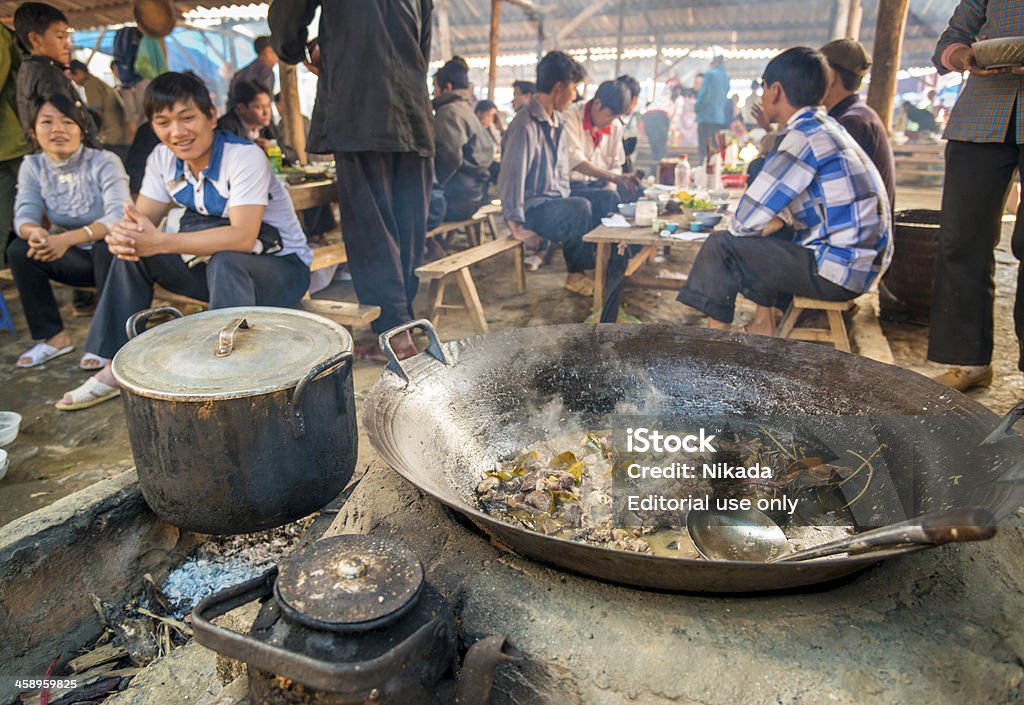 Świeże gotowane jedzenie w Bac Ha rynku, Wietnam - Zbiór zdjęć royalty-free (Azja)