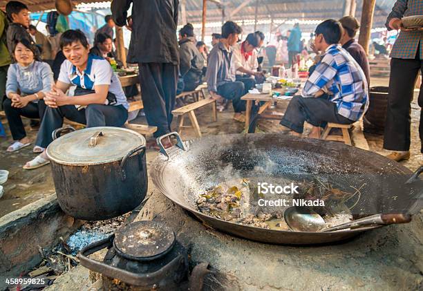 Frescos De Cozinhar Alimentos Na Bac Ha Mercado Vietname - Fotografias de stock e mais imagens de Aldeia