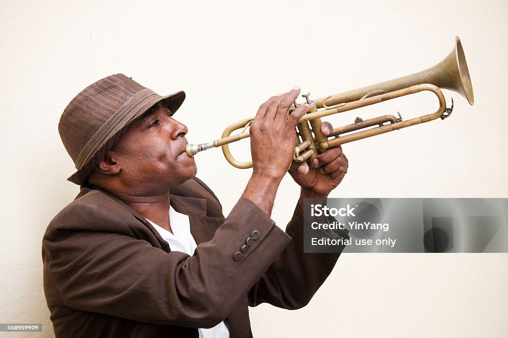 Street músico de Jazz en la ciudad antigua de la habana Cuba tocando trompeta instrumento - Foto de stock de Cuba libre de derechos