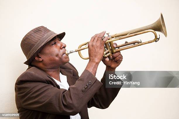 Street Músico De Jazz En La Ciudad Antigua De La Habana Cuba Tocando Trompeta Instrumento Foto de stock y más banco de imágenes de Cuba