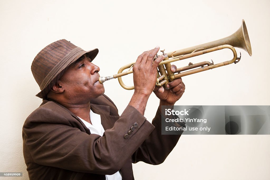 Músico de Jazz de rua em Havana Velha Cuba a tocar Trompete instrumento - Royalty-free Cuba Foto de stock