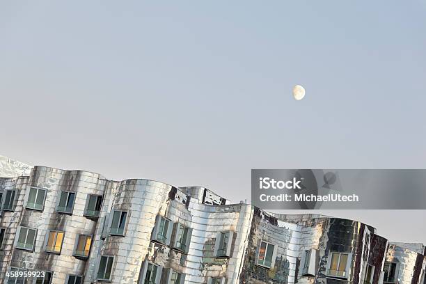 Photo libre de droit de Gehry Et Moonrise Bâtiment banque d'images et plus d'images libres de droit de Allemagne - Allemagne, Architecture, Brillant