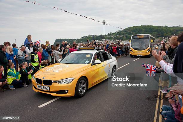 Olympic Torch Relay Pojazdów Przejście Shaldon Bridge - zdjęcia stockowe i więcej obrazów 2012 Summer Olympics - London