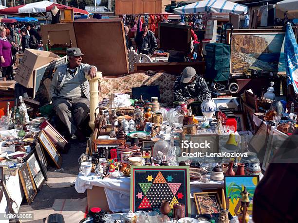 Foto de Mercado Das Pulgas Sobre As Glórias Em Barcelona e mais fotos de stock de Adulto - Adulto, Andar, Antigo