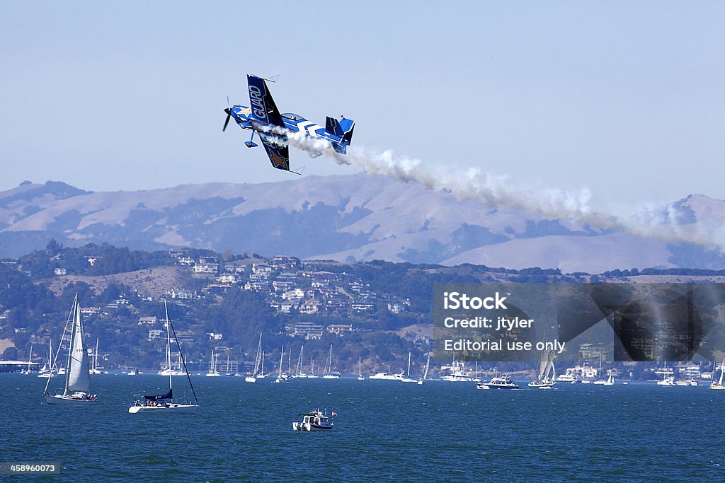 Avião de Acrobacia sobre a Baía de São Francisco - Foto de stock de Acima royalty-free