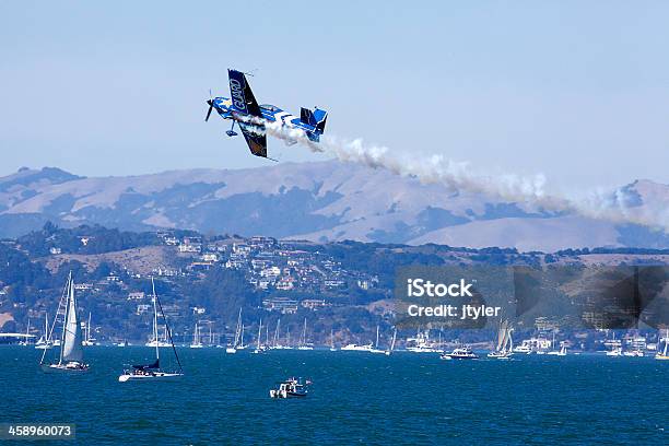 Foto de Avião De Acrobacia Sobre A Baía De São Francisco e mais fotos de stock de Acima - Acima, Asa de aeronave, Avião de Acrobacia