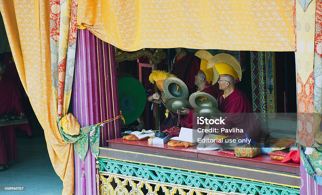 Címbalo Tibetano budistas a tocar e Tambor Sikkim Índia - Royalty-free Amarelo Foto de stock