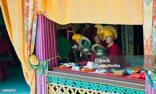 Címbalo Tibetano Budistas A Tocar E Tambor Sikkim Índia - Fotografias de stock e mais imagens de Amarelo
