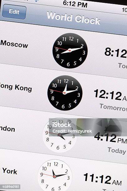 World Часы На Iphone 4 - Fotografias de stock e mais imagens de Comunicação Global - Comunicação Global, Fuso Horário, Aplicação móvel