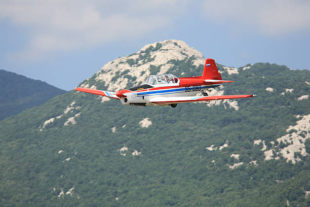 즐린 항공기 실행 - stunt stunt plane airplane small 뉴스 사진 이미지