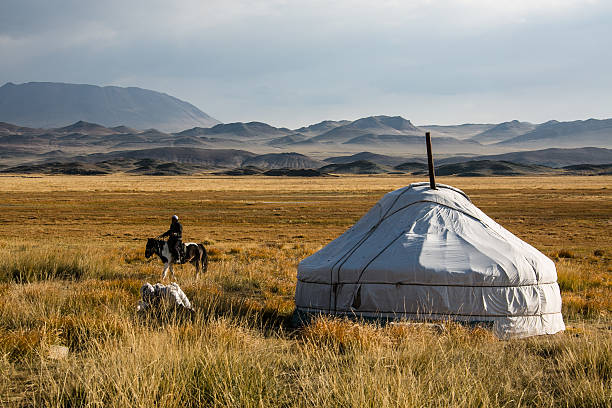 mongolia jurt con horseman en el área de altai - estepa fotografías e imágenes de stock