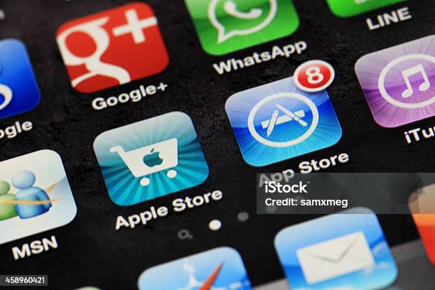 Apps Auf Iphone Stockfoto und mehr Bilder von Aktualisierung - Kommunikation - Aktualisierung - Kommunikation, Softwareaktualisierung, Whatsapp
