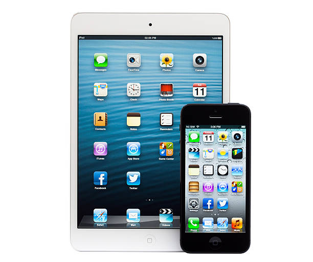 apple iphone 5, ipad mini - iphone human hand iphone 5 smart phone стоковые фото и изображения