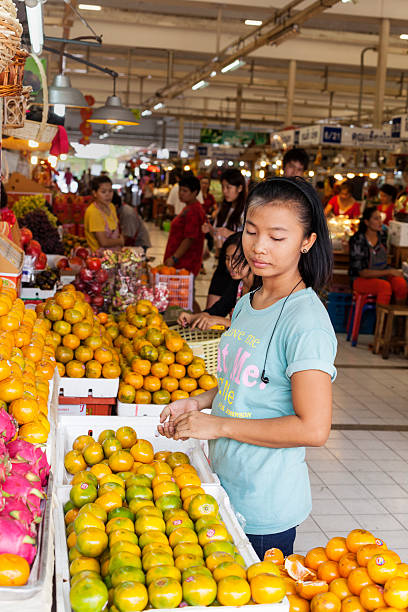 lub tor kor rynku ze straganów - or tor kor market zdjęcia i obrazy z banku zdjęć