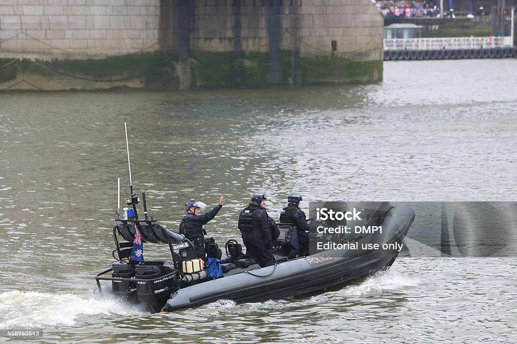 Police contrôler la Tamise à Jubilé de diamant de la Reine Rivière Pageant - Photo de Reine - Monarque libre de droits