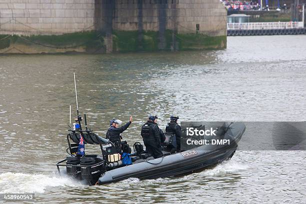 Photo libre de droit de Police Contrôler La Tamise À Jubilé De Diamant De La Reine Rivière Pageant banque d'images et plus d'images libres de droit de Reine - Monarque