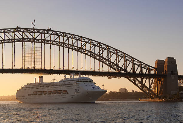 cruceros del puerto de sídney - sydney australia australia sydney harbor bridge bridge fotografías e imágenes de stock