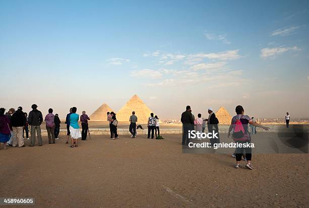 Tre Piramids E I Turisti - Fotografie stock e altre immagini di Ambientazione esterna - Ambientazione esterna, Asia Occidentale, Autunno