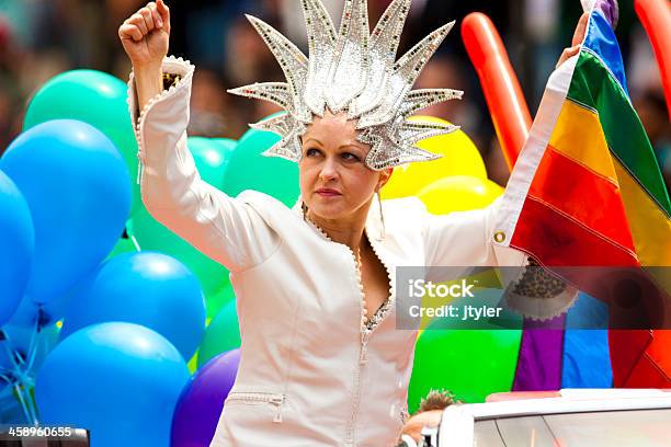 Donna In Una Manifestazione Di Orgoglio Gay - Fotografie stock e altre immagini di Adulto - Adulto, Appoggiare una causa, Arto - Parte del corpo