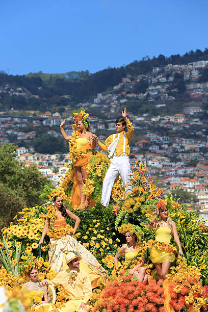 fleuri madeira fleur flotter au festival parade, portugal - vertical single flower women teenager photos et images de collection