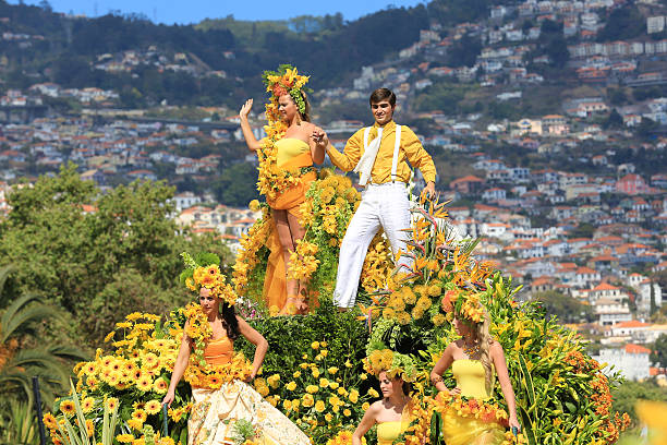 Floral carro alegórico no desfile de Madeira Festival de flores, Portugal - foto de acervo