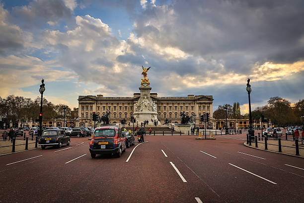 バッキンガム宮殿の夕暮れ時に,ロンドン,英国 - palace buckingham palace london england famous place ストックフォトと画像