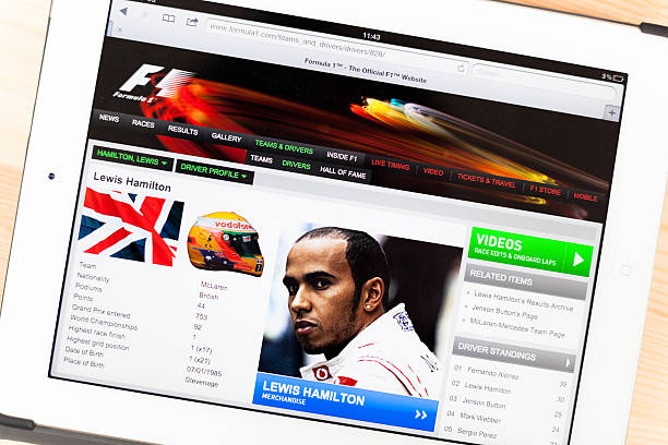 lewis hamilton en el ipad - formula one racing fotografías e imágenes de stock