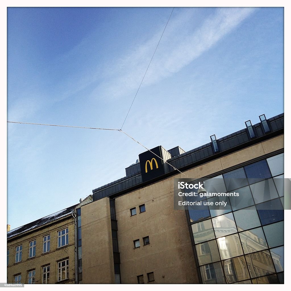 Gebäude mit diskreten McDonald's-logo - Lizenzfrei Außenaufnahme von Gebäuden Stock-Foto