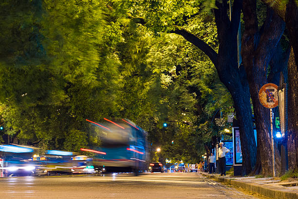 automobili e autobus guidano alla notte, buenos aires, argentina - public transportation buenos aires argentina palermo buenos aires foto e immagini stock