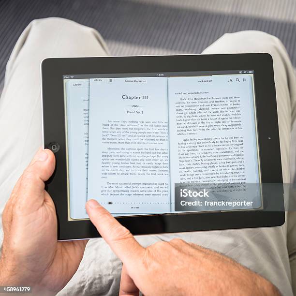 Foto de Homem De Rolagem As Páginas De Ebook Com Ipad e mais fotos de stock de Computador - Computador, Dedo humano, E-reader