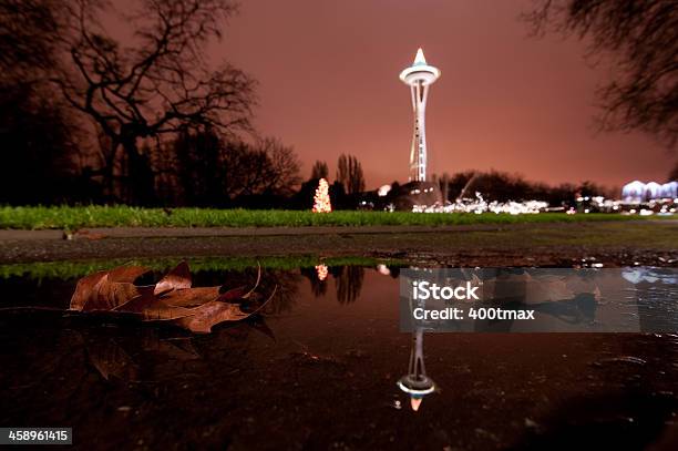 Foto de Seattle Space Needle Reflexo e mais fotos de stock de Centro da cidade - Centro da cidade, Decoração de Natal, Destino turístico