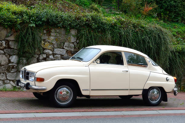 saab 96 - car obsolete old editorial fotografías e imágenes de stock